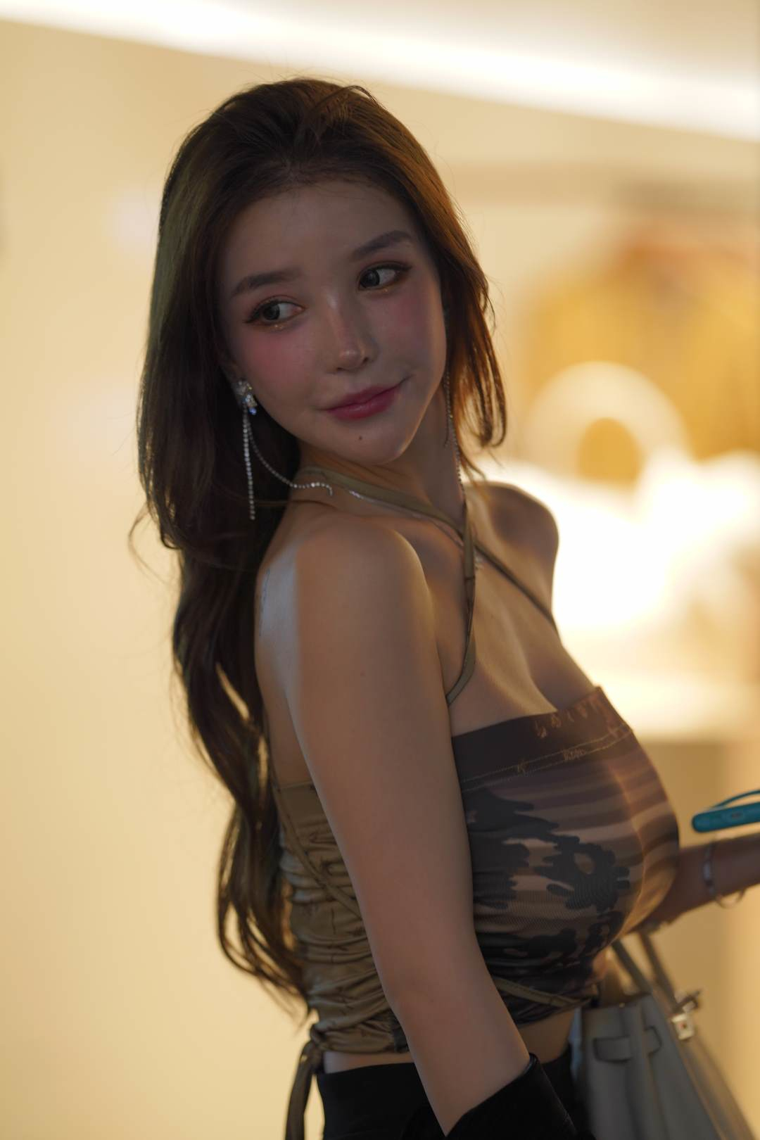 图片[8]-高挑大长腿甜美修身裙女孩-街拍图满多