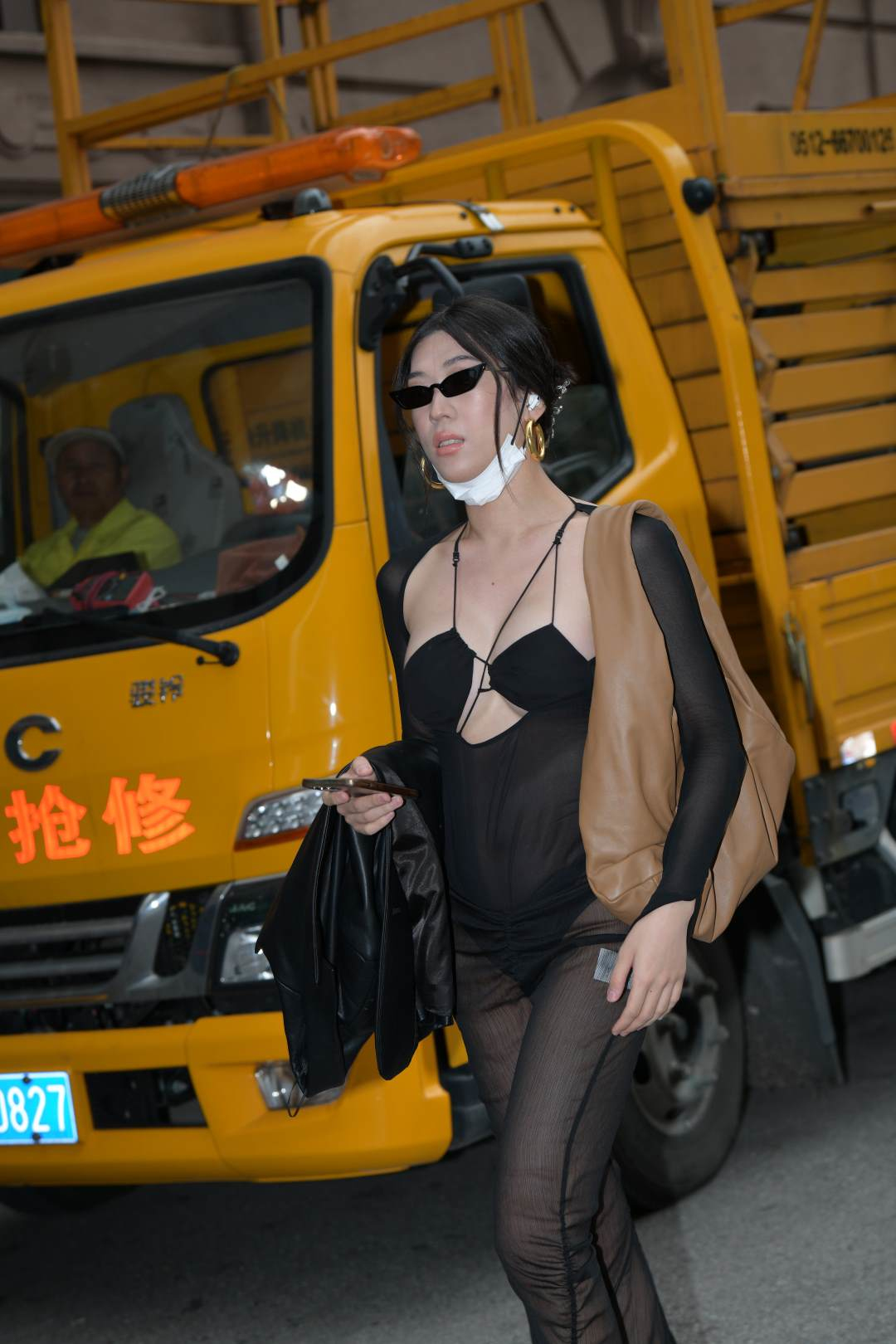 图片[4]-露背装性感黑色透纱女郎-街拍图满多