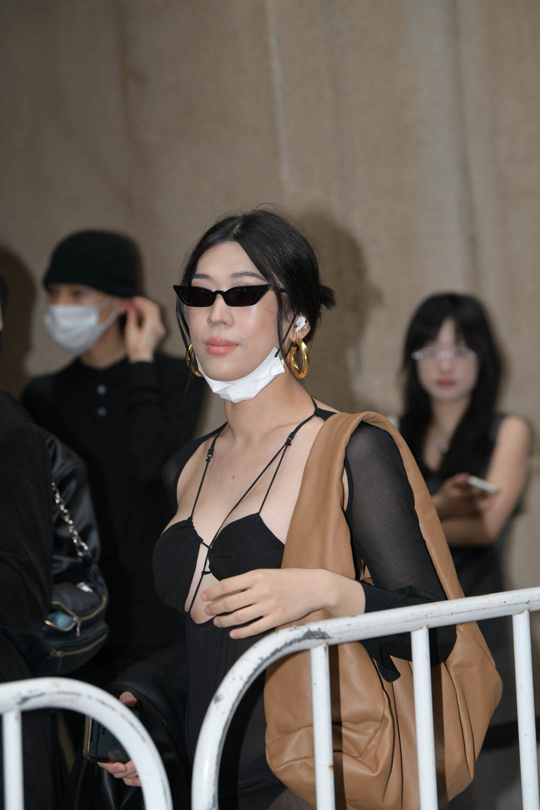 图片[9]-露背装性感黑色透纱女郎-街拍图满多