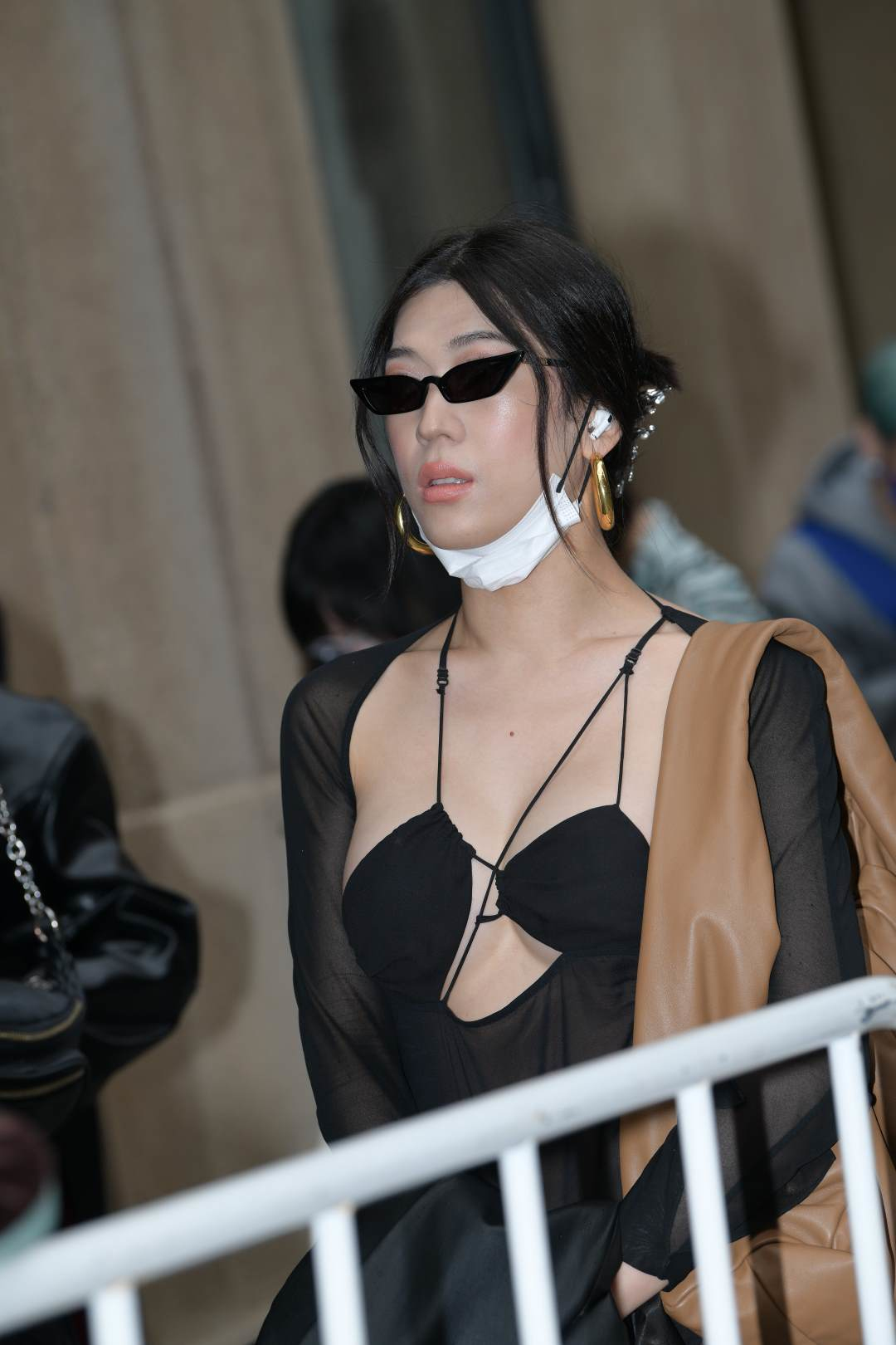 露背装性感黑色透纱女郎-街拍图满多