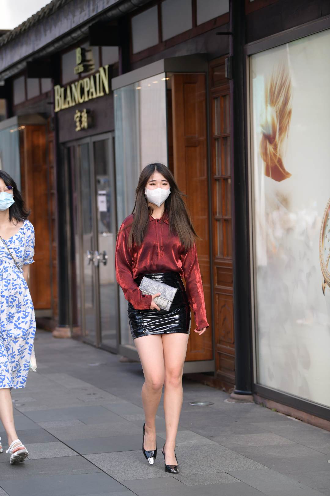 戴口罩的时尚小皮裙妹子-街拍图满多
