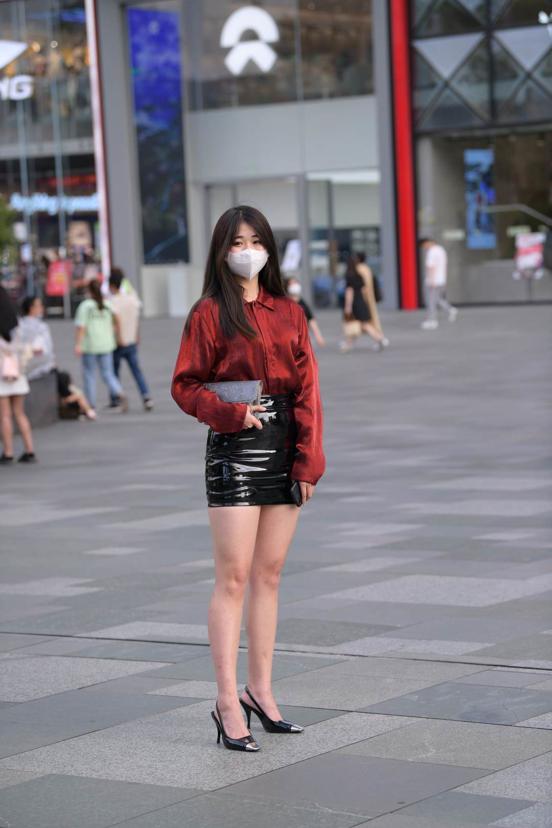 图片[8]-戴口罩的时尚小皮裙妹子-街拍图满多