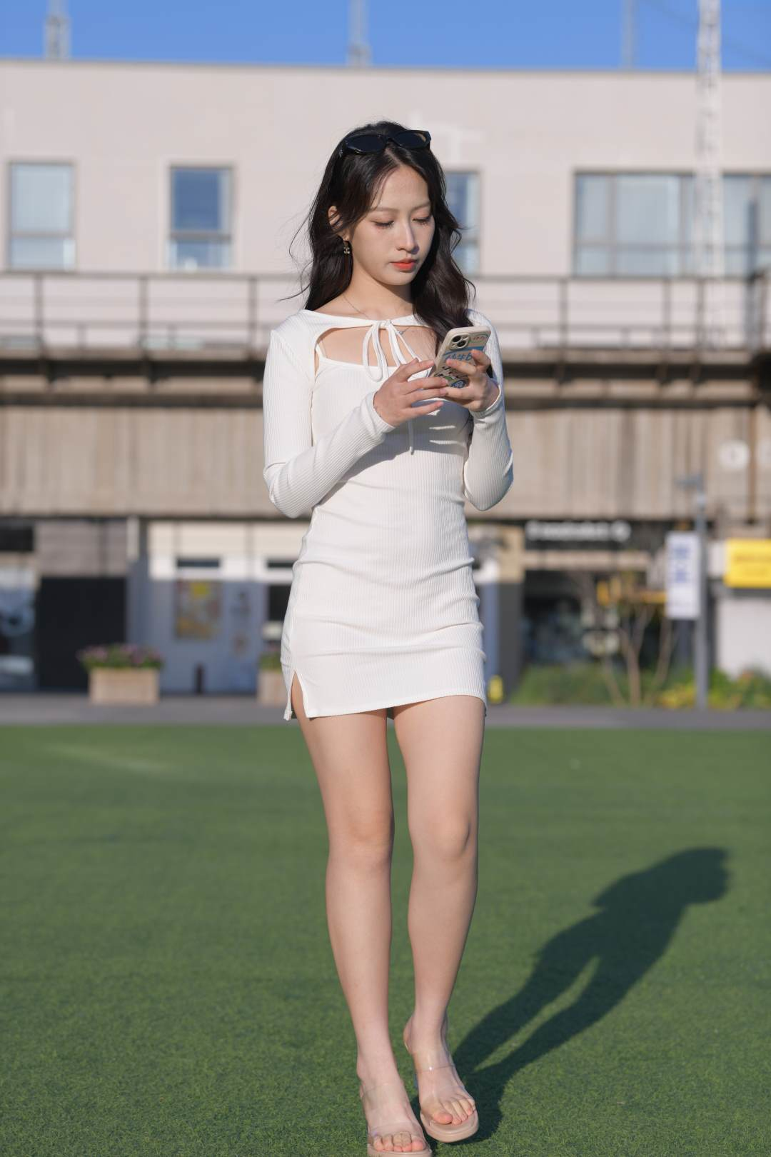 [一始专区] 白裙女子-街拍图满多