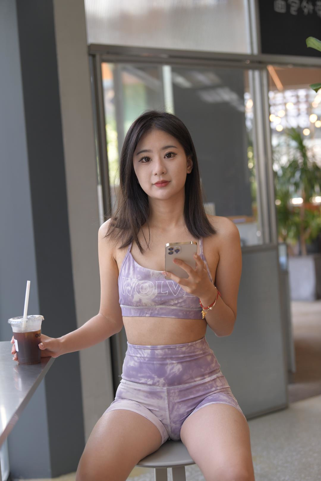 图片[14]-[一只麋鹿专区] 紫粉扎染紧身短裤美眉-街拍图满多