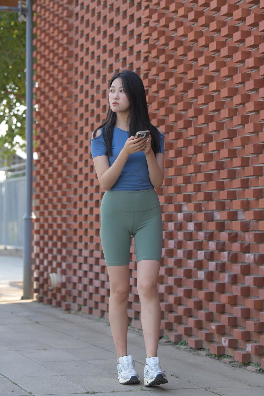 [一始专区] 绿色瑜伽短裤美女-街拍图满多